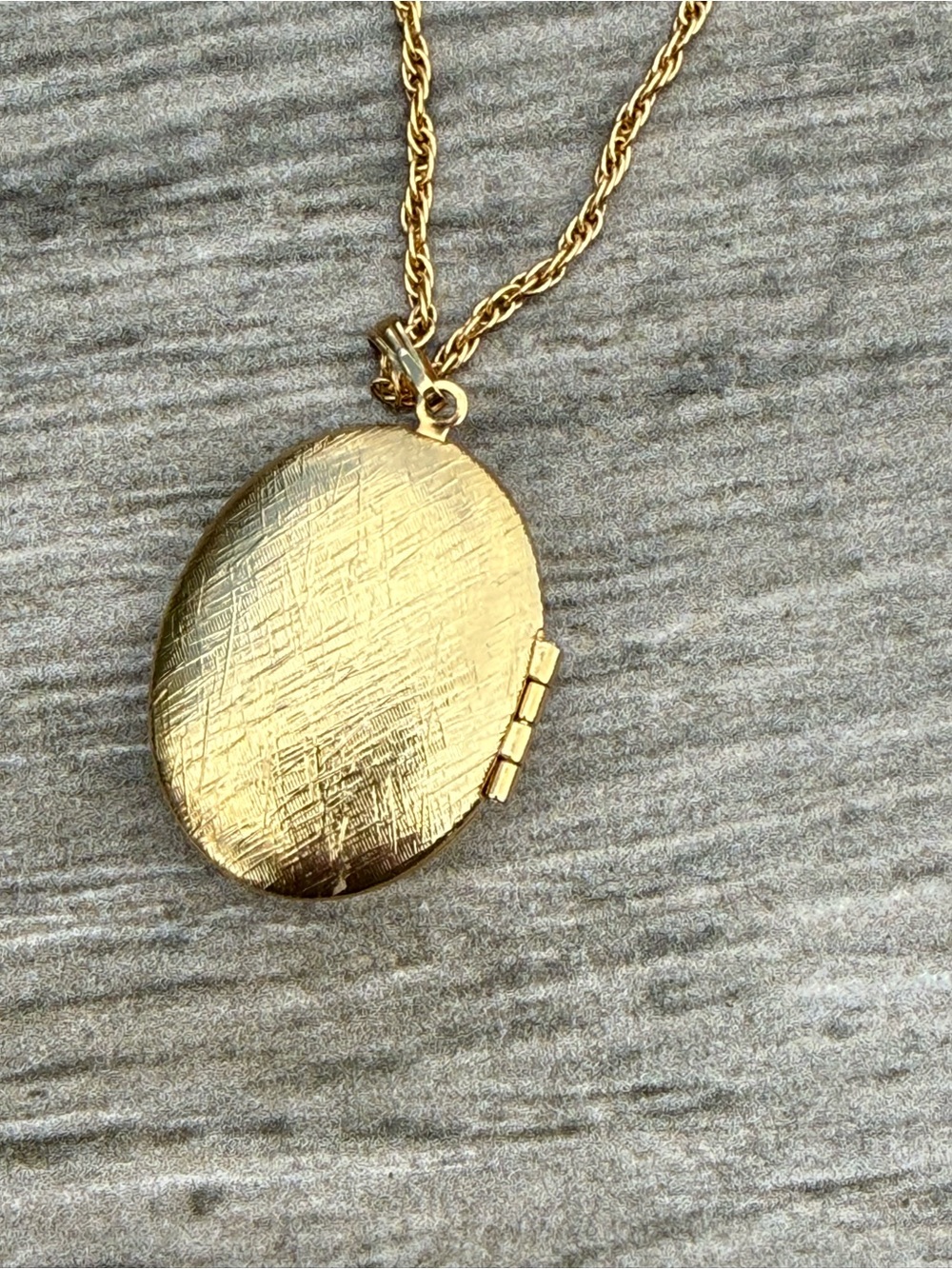 Vintage Avon 70s gold-tone butterfly perfume locket necklace - Picture 3 of 6
